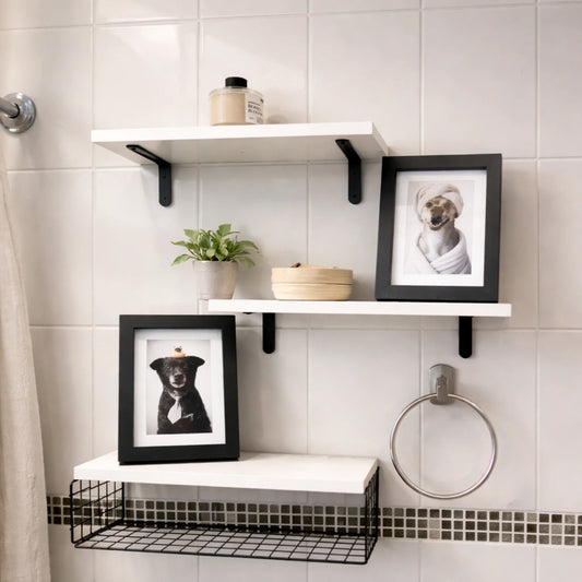 Cuadros personalizados de mascotas sobre repisas de un baño